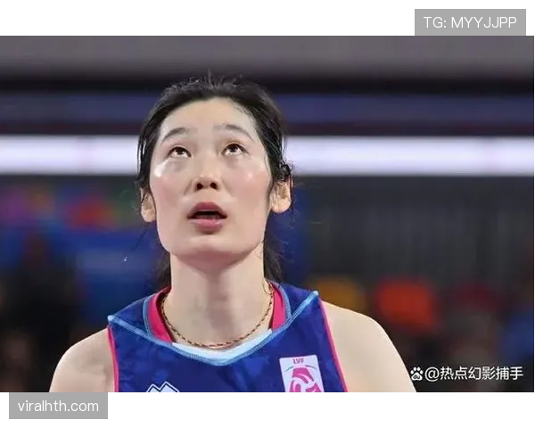 朱婷下飞机随手放桌上的那只包，把我打回普通人